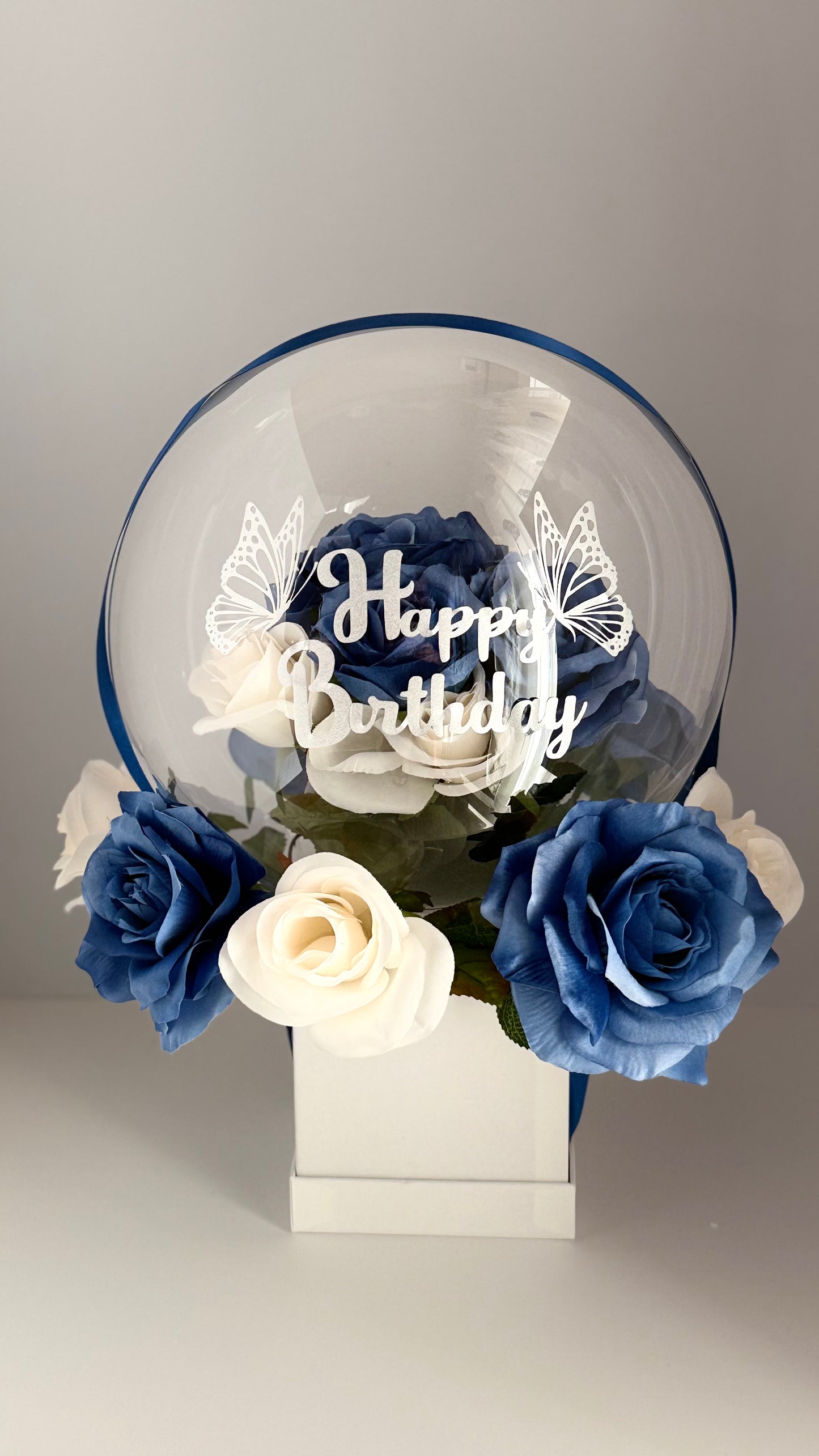 Custom balloon and rose box with roses β personalized gift with message, perfect for birthdays and special celebrations.