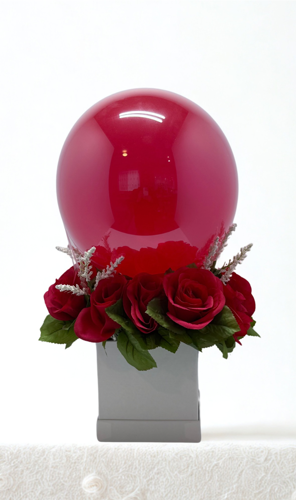 Custom color balloon gift with roses in an elegant box ā personalized floral balloon arrangement for birthdays, anniversaries, and celebrations.