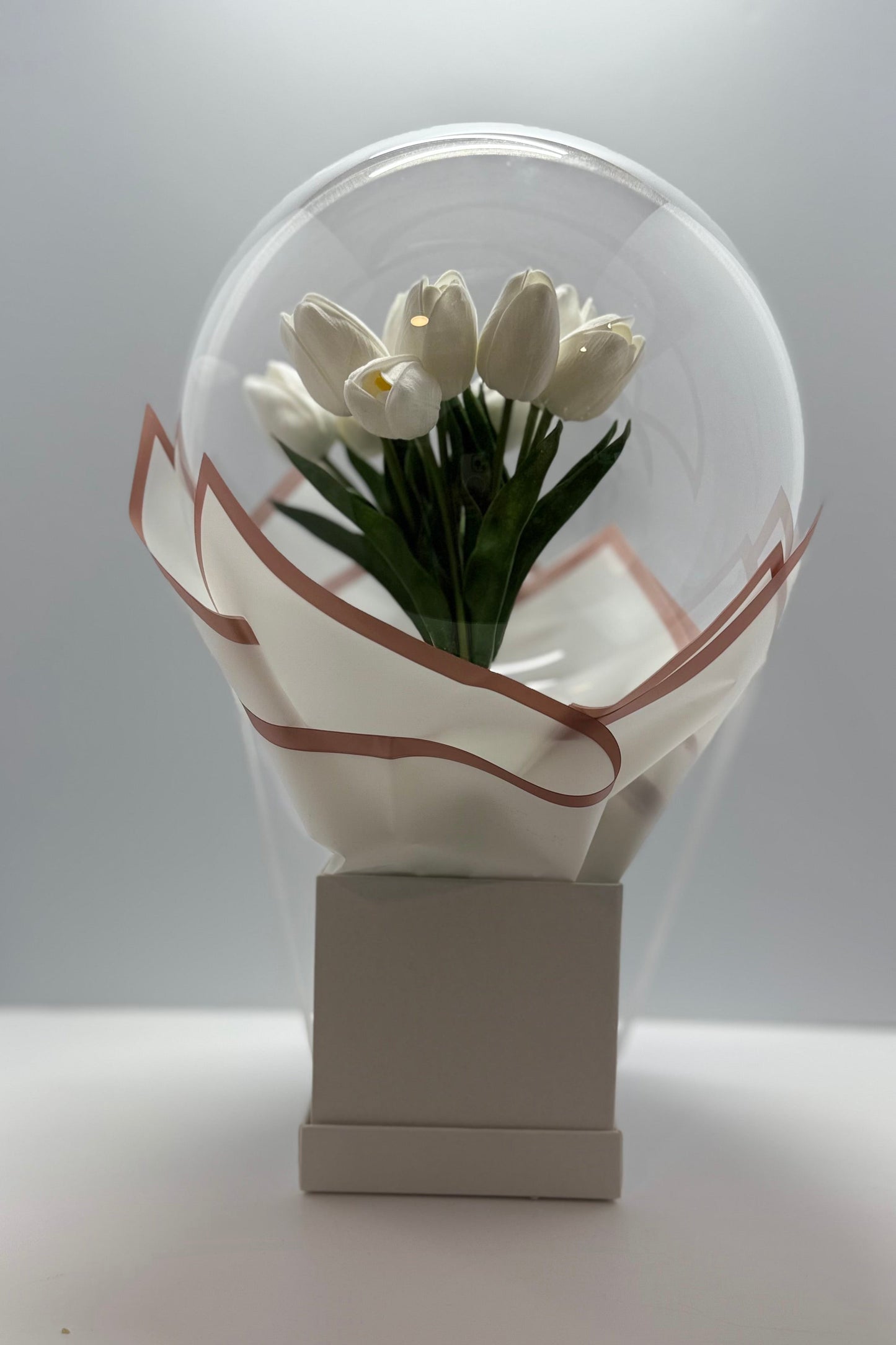 Tulip in glass balloon gift box β elegant floral arrangement in a clear dome, perfect for birthdays, anniversaries, and special occasions.