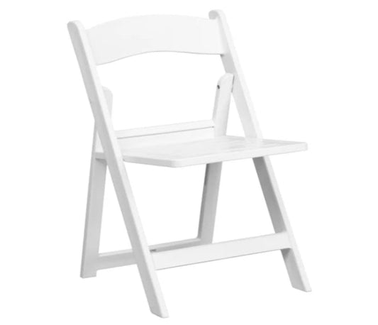 White resin folding chair rental – elegant seating for weddings, parties, and special events in Oregon.